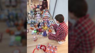 Bucurie mare pentru copii. Moş Nicolae s-a ţinut de cuvânt şi a adus milioane de cadouri celor mici