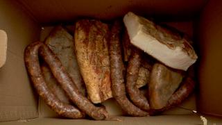 Bucatele tradiţionale iau drumul străinătăţii. Românii pregătesc pachete cu bunătăţi pentru rudele plecate peste hotare