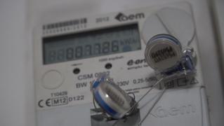 Mii de români nu primesc compensate facturile la gaze sau curent. Scuza oferită de furnizori