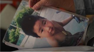 Un copil care a fost răpit chiar de sub ochii părinţilor a fost găsit după 14 ani de căutări. Povestea puştiului a inspirat chiar şi un film