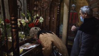 Pelerinaj cu restricţii la Curtea de Argeş. Credincioşii s-au rugat la moaştele Sfintei Filofteia