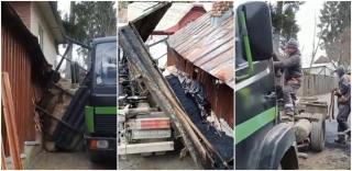 Casă dărâmată de drumari, în timp ce asfaltau o stradă în Bușteni. Bena plină cu bitum și smoală a căzut peste zid şi acoperiş