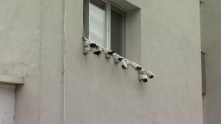 Imaginea care a devenit virală în România: motivul pentru care un bucureştean din Drumul Taberei şi-a montat 8 camere de supraveghere la geam