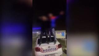 "Dedicația" poliției din Vrancea, după ce doi tineri au dansat pe manele pe o autospecială: arest și dosar penal