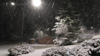 Iarnă în toată regula în staţiunile montane. Ninsoarea abundentă a depus pe pârtii un strat consistent de zăpadă