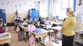 Nici nu a început bine testarea elevilor, că s-a şi terminat. Şcolile au rămas fără teste, autorităţile pasează vina