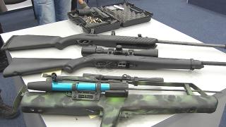 Zeci de arme din Ungaria au ajuns în România prin curierat. Firma nu ar fi ştiut ce se află în colete