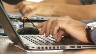 Românii, cei mai afectați de timpul petrecut în mediul virtual și de lipsa conexiunii cu natura, din opt țări europene