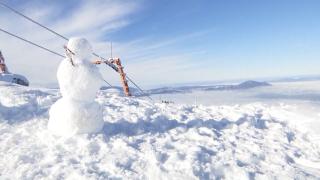 Primii schiorii au dat tonul distracţiei în Poiana Braşov. Pârtiiile nu sunt însă deschise oficial, iar cine se aventurează, o face pe proprie răspundere
