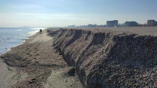 Marea a înghițit plajele extinse. În nordul stațiunii Mamaia s-a format un mal înalt de aproape un metru la intrarea în apă