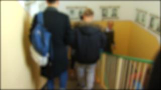 Doi părinţi din Mehedinţi au ajuns în spatele gratiilor, după ce au bătut un adolescent care s-a certat cu fiul lor