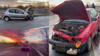 Impact frontal pe o şosea din Timiş din cauza poleiului: O mamă şi copilul ei de 13 ani au fost răniţi