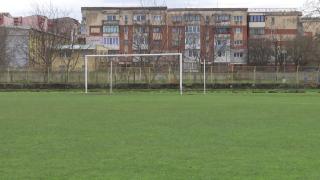 Investiţie de 40.000 de euro în nocturnă, pe un stadion în ruină din Lugoj. Oraşul nici măcar nu are echipă de fotbal profesionistă