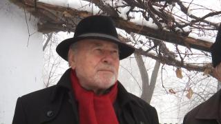 Gest rar al unui profesor din Fălticeni. A donat casa natală satului în care s-a născut, în semn de respect şi preţuire pentru oameni