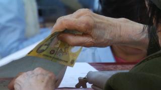 Majorările de pensii şi alocaţii promise de guvernanţi sunt anulate de scumpirile în lanţ