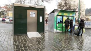 Toaletă inteligentă, scumpă cât o garsonieră, montată la doi paşi de Piaţa Sfatului din Braşov. Răspunsul Primăriei