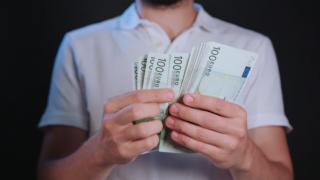 Un bărbat a găsit o mică avere într-un bancomat din Capitală. Poliţiştii vor să afle cui îi aparţin cei peste 7.500 de euro