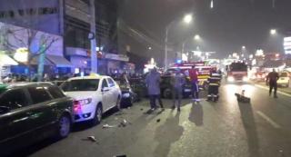 Câţiva oameni aflaţi la cumpărături, la un pas să fie spulberaţi de un şofer teribilist, în Mehedinţi. 8 maşini au fost distruse în accident