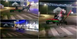 Momentul în care un căruţaş face "drifturi" cu căruţa în mijlocul unei intersecţii din Botoşani