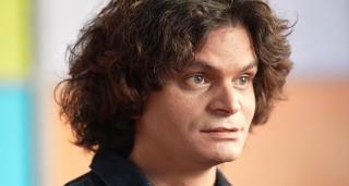 Crescut la orfelinat, astăzi conduce o școală de mentorat. Lajos Kristof, antrenorul de genii, visează să organizeze un turneu de teatru cu copii