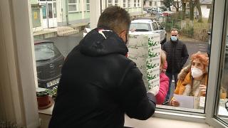 Teste de salivă distribuite părinţilor de la geamul şcolii, cu o zi întârziere. Noile date de testare pentru elevi