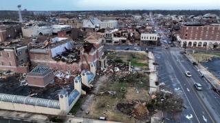 ”Auzeam oamenii țipând peste tot”. Distrugeri nemaivăzute cauzate de 50 de tornade în SUA. Un oraș a fost complet distrus