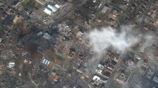 ”Arată ca după război”. Imaginile dezastrului după valul de tornade din SUA. Un șofer a scăpat cu viață după ce tornada l-a luat cu tot cu camion