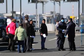 Românii care vor petrece sărbătorile în carantină, dacă aleg să vină acasă. "N-am furat, ca să intru la puşcărie"