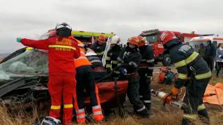 Accident în Buzeni, Botoșani. O mașină s-a transformat într-un morman de fiare după impactul cu un camion, un tânăr e grav rănit