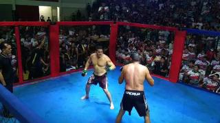 Politica pumnului. Imagini incredibile: un primar din Brazilia s-a luat la bătaie cu un consilier local, în faţa localnicilor