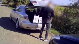 Reportaj BBC - Observator despre piața neagră a gazelor cu efect de seră. În România, buteliile cu gaz periculos sunt vândute direct din portbagaj