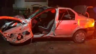 Maşină făcută zob, după ce şoferul a pierdut controlul volanului şi a intrat într-un stâlp. Bărbatul nu a mai avut nicio șansă