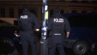 Un grup de antivaccinişti ar fi plănuit să ucidă premierul unui land din Germania. Poliţia a intervenit în forţă