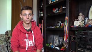 Daniel este campion la karate, dar viaţa lui a fost mereu o luptă pentru supravieţuire. A vrut să se angajeze ca să aibă bani de echipamente