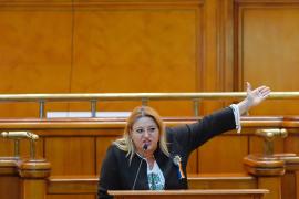 Diana Șoșoacă, atac virulent în Parlament după scandalul cu jurnaliștii italieni: ”Prim-ministrul să îşi dea demisia de urgenţă”