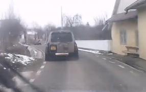 "L-am nimerit, bravo!". Urmărire cu focuri de armă în Suceava. Șoferul fugar a sărit din mașină și a luat-o la sănătoasa pe câmp