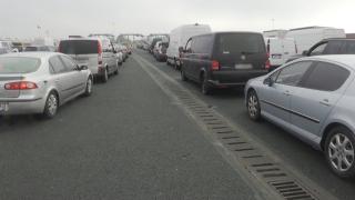 ''Să ne daţi banii pe benzină!'' Nervi şi cozi uriaşe la Vama Nădlac. Veniţi de la mii de kilometri, oamenii au aşteptat şi 5 ore