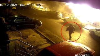 VIDEO. Un bărbat iese cu geaca în flăcări din blocul incendiat în Constanţa, apoi cade în genunchi