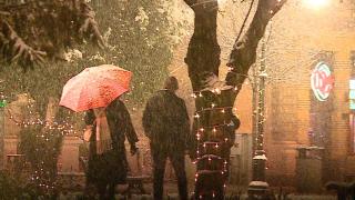 Depuneri de polei și fulguieli în Capitală, viscol şi strat consistent de zăpadă la munte