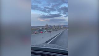 "Uite la el, mă! Doamne ferește!" Șofer filmat în timp ce gonește pe contrasens, pe A3. Ceilalți șoferi îi fac semne disperați
