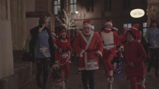 "Marea Moşmondeală" a ajuns la a IV-a ediţie în Sibiu. Moşii Crăciun s-au luat la întrecere pe străzile oraşului, în scop caritabil