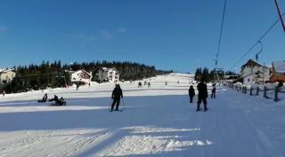 Sezonul de schi s-a deschis în staţiunile de la munte, iar turiștii au testat pârtiile. Cum va fi vremea de Crăciun