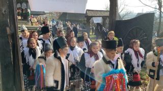 "Crăciunul în Maramureş" a ajuns la a 13-a ediţie. Sute de oameni au venit să simtă emoţia sărbătorilor, în Baia Mare