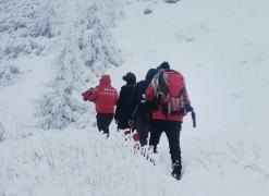 Părinţi inconştienţi, salvaţi în ultima clipă după ce s-au aventurat, neechipaţi, cu bebeluşul de 8 luni pe vârf de munte