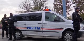 Bărbatul împușcat de poliție după ce a sărit cu cuțitul la agenți era nervos pentru că pierduse la păcănele. Fiul său, atins de un glonț