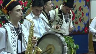 Festivalul de la Vața de Jos. Tinerii, în straie populare, i-au bucurat pe localnici cu cele mai frumoase colinde strămoşeşti: "Îmi aduc aminte de copilărie"