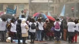 Profesorii ameninţă cu greva generală după îngheţarea salariilor. Mediile ar putea rămâne neîncheiate