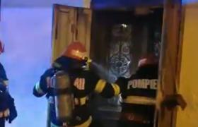 Incendiu în curtea unei case din Galaţi, provocat de artificii. Pompierii s-au luptat o oră cu flăcările