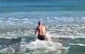 Marea ne cheamă la ea inclusiv iarna: Un bărbat a înfruntat frigul şi a intrat în apă câteva minute