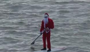 Moş Crăciun a venit la Galaţi, dar nu cu sania, ci cu placa, pe Dunăre. Sacul plin de jucării a atras privirile tuturor copiilor